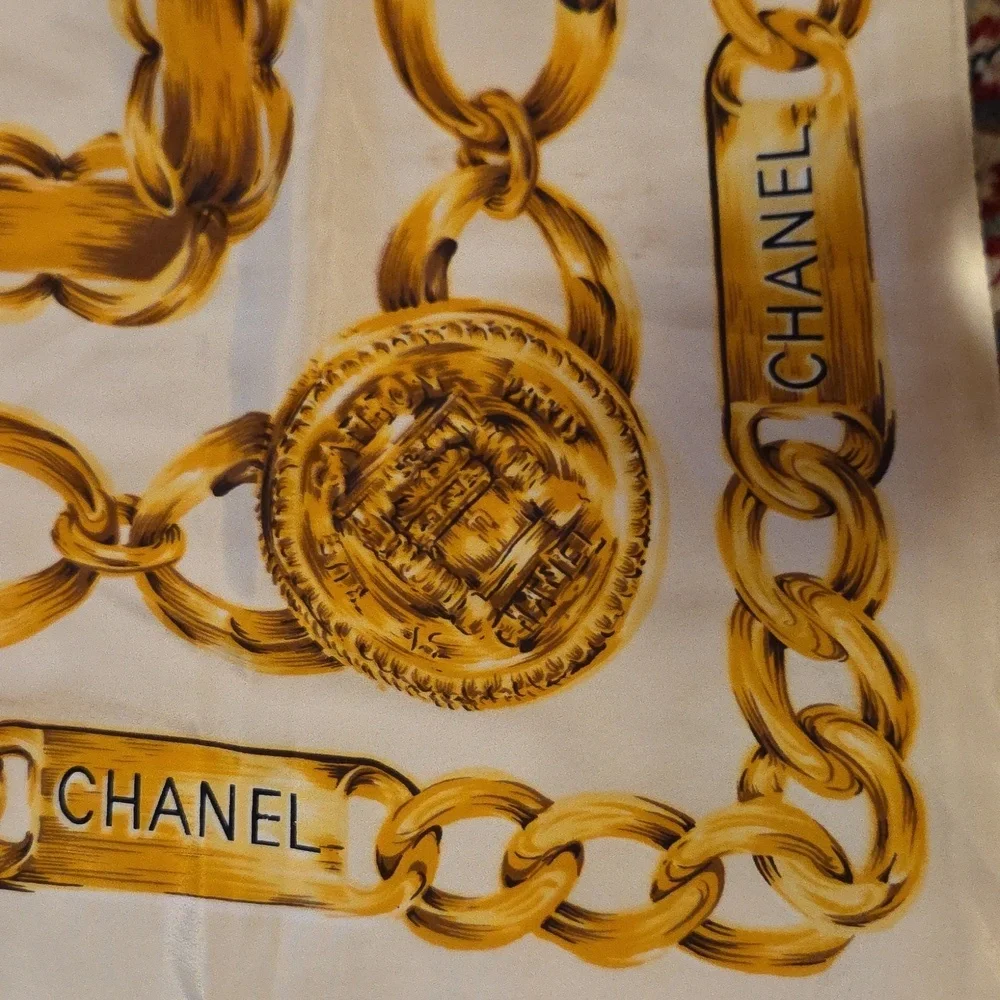 CHANEL 31Rue‎ Cambon Cream and Gold Chain Motif Scarf